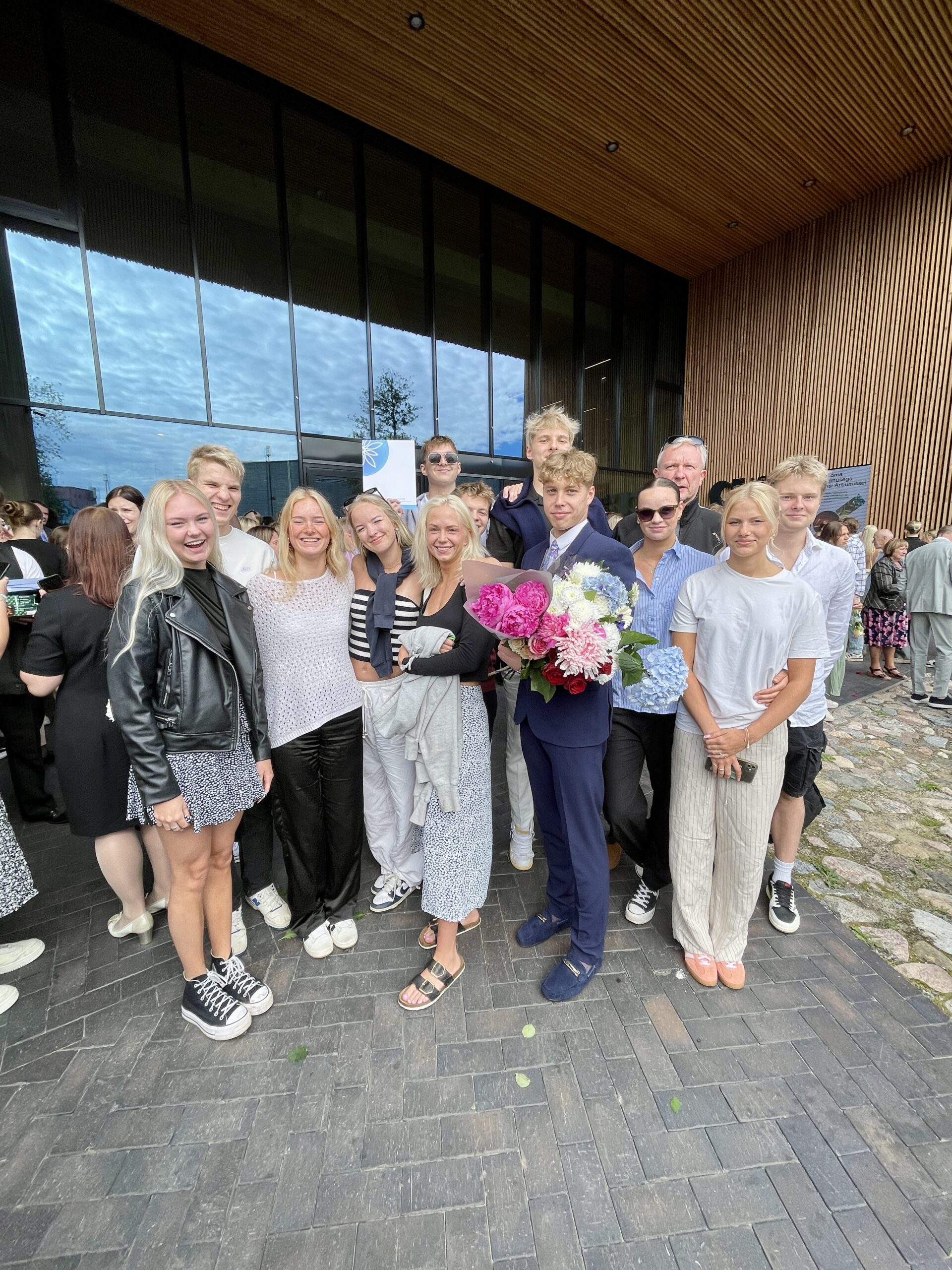 Kaunikesed ja elegantsed nad meil kõik on oma kleitides ja ülikondades, rõõmuks vanematele, vanavanematele, õdedele, vendadele ning meile, treeneritele ja trenn